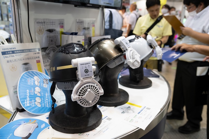 科技創(chuàng)新世界潮風(fēng)扇夾克、頸部冷卻器、高溫提示手表……東京博覽會(huì)上的抗暑“新玩意兒”(圖2)