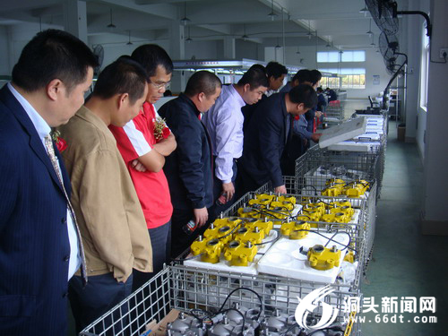 九游體育廣州工程機(jī)械配件協(xié)會來我縣恒威公司考察